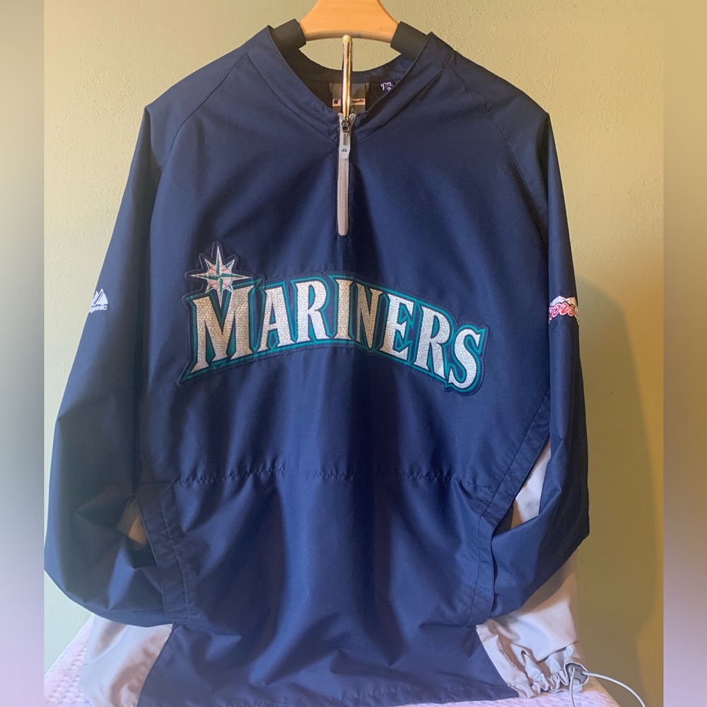 Men’s Mariners Pull-over.